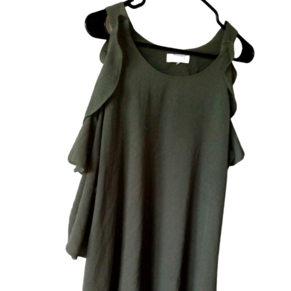 Umgee cold shoulder top. Green sz medium